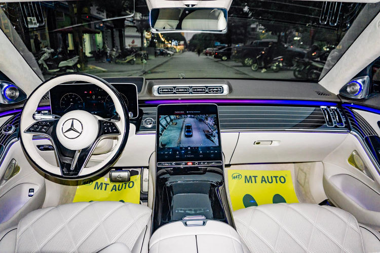 Mercedes-Maybach S680 có chiều dài tổng thể dài hơn bản thường (5.288 mm) 180 mm, chiều dài trục cơ sở đạt 3.395 mm, dài hơn bản tiêu chuẩn (3.215 mm) 180 mm nhằm tăng không gian bên trong. Chạy dọc thân xe và phía đuôi xe là các đường nẹp mạ chrome nổi bật.