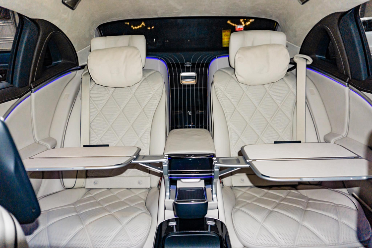 Ghế lái chỉnh điện đa hướng, nhớ 3 vị trí, tích hợp các chức năng sưởi, làm mát, massage. Lưng ghế được trang trí hình quả trám đục lỗ thông hơi. Hàng ghế sau là ghế độc lập được trang bị thêm bệ đỡ đùi chỉnh điện cùng nhiều tiện nghi khác như sạc điện thoại không dây chuẩn Qi, máy tính bảng 7 inch, bàn làm việc.