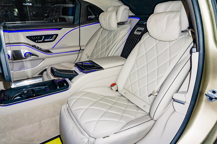 Màn hình cảm ứng trung tâm công nghệ OLED, kích thước 12,8 inch đặt dọc như chiếc iPad, hiển thị toàn bộ thông tin về xe như chức năng điều hoà, các chế độ vận hành, lựa chọn đèn viền nội thất, hiển thị hình ảnh camera 360 độ... Ngoài xe, xe được tích hợp hệ thống thông tin giải trí MBUX, kèm theo công nghệ hỗ trợ người lái.