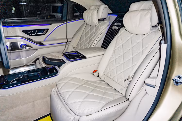 Màn hình cảm ứng trung tâm công nghệ OLED, kích thước 12,8 inch đặt dọc như chiếc iPad, hiển thị toàn bộ thông tin về xe như chức năng điều hoà, các chế độ vận hành, lựa chọn đèn viền nội thất, hiển thị hình ảnh camera 360 độ... Ngoài xe, xe được tích hợp hệ thống thông tin giải trí MBUX, kèm theo công nghệ hỗ trợ người lái.