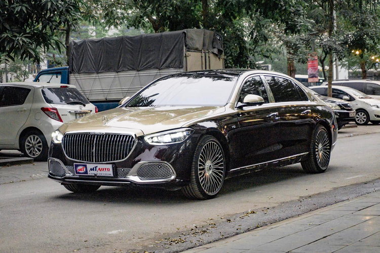 Mẫu xe sedan siêu sang Mercedes-Maybach S680 nổi bật với tuỳ chọn hai màu ngoại thất gồm Kalahari Gold phía trên và màu đỏ Rubelliot ở thân xe trị giá gần 300 triệu đồng. Mẫu xe đối thủ Bentley Flying Spur cũng có tuỳ chọn hai màu nhưng cách thể hiện không rõ rệt như hãng xe Đức.