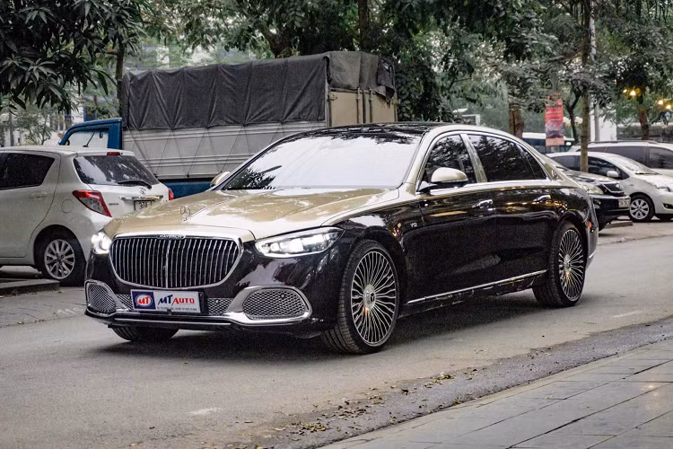 Mẫu xe sedan siêu sang Mercedes-Maybach S680 nổi bật với tuỳ chọn hai màu ngoại thất gồm Kalahari Gold phía trên và màu đỏ Rubelliot ở thân xe trị giá gần 300 triệu đồng. Mẫu xe đối thủ Bentley Flying Spur cũng có tuỳ chọn hai màu nhưng cách thể hiện không rõ rệt như hãng xe Đức.