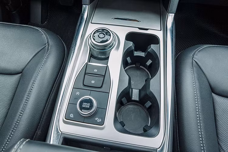 Khác với phiên bản trước, chiếc xe mới này còn sở hữu động cơ đặt dọc thiên về lực đẩy, đi kèm với hệ thống dẫn động 4 bánh toàn thời gian thông minh trên khung gầm unibody hoàn toàn mới, giúp giảm 90kg trọng lượng so với bản tiền nhiệm, giúp xe linh hoạt và tiết kiệm nhiên liệu hơn nữa.