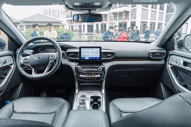 Nội thất của Ford Explorer 2022 được nâng cấp tinh tế hơn với vật liệu cao cấp như da, ốp gỗ, chrome xước mờ khiến không gian trong xe sang trọng hơn. Trên cụm điều khiển trung tâm, màn hình cảm ứng trung tâm 8 inch được tích hợp SYNC 3.4 là một trang bị quan trọng giúp chia sẻ thông tin với cụm đồng hồ kỹ thuật số 6,5 inch sau vô lăng. Ngoài ra, hai màn hình giải trí 8 inch ở hàng ghế sau cũng hỗ trợ xem các nội dung độc lập.