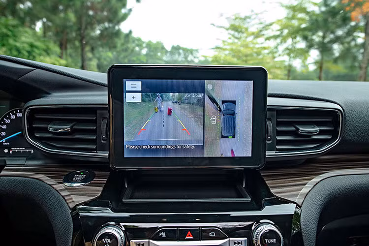 Với chiều dài cơ sở tăng từ 2.866mm lên 3.025mm, rõ ràng độ rộng rãi, thoải mái của chiếc Explorer 2022 là không cần phải bàn cãi. Thiết kế 35-30-35 đối với hàng ghế thứ 2 cũng giúp chủ xe gấp hai hàng ghế sau một cách linh hoạt, sắp xếp các vật dụng dài như bộ gậy golf cho những chuyến giao lưu cuối tuần. Khoang hành lý của xe có dung tích 560L. Khi gập toàn bộ 2 hàng ghế sau thì không gian chứa đồ lên tới 2,486L.