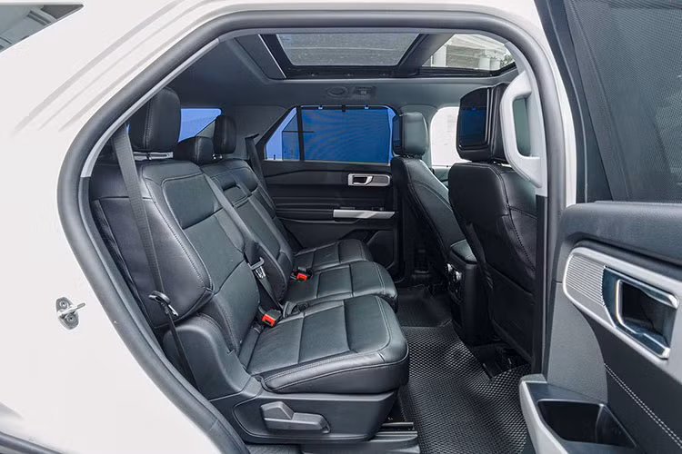 Ford Explorer thế hệ hoàn toàn mới được nâng cấp từ hộp số tự động 6 cấp thành hộp số tự động 10 cấp, kết hợp cùng động cơ xăng EcoBoost 2.3L được tinh chỉnh của Ford, đem lại chuyển động êm ái và hiệu quả. Hệ truyền động mới mang đến công suất 301 mã lực và mô-men xoắn cực đại 431,5 Nm sẽ nâng cao sự linh hoạt và tăng cường khả năng vận hành mạnh mẽ của Ford Explorer.