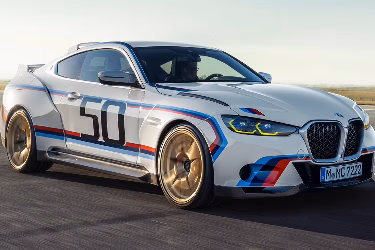 Trong xuyên suốt nhiều tháng qua, hãng xe xứ Bavaria liên tục tổ chức các hoạt động tôn vinh lịch sử hào hùng của bộ phận M, cùng với đó là sự xuất hiện của hàng loạt các mẫu xe phiên bản đặc biệt. Tuy nhiên chiếc nổi bật nhất phải đến lúc này mới được công bố: đó là phiên bản hiện đại của “huyền thoại Batmobile” BMW 3.0 CSL 2023 mới.