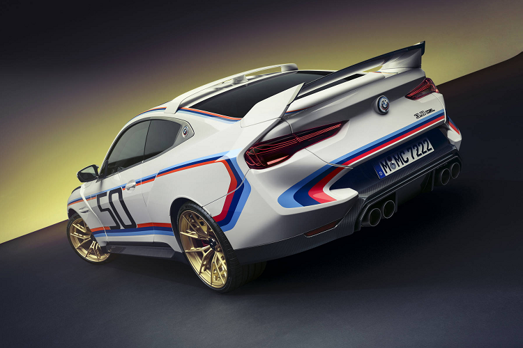 Ngoài ra trong xe còn có tem và bảng đánh số thứ tự sản xuất, cũng như cần số được sơn màu trắng kèm con số 50 nhấn mạnh dịp sinh nhật trọng đại của BMW M. Với 3.0 CSL mới, BMW đã trang bị hộp số sàn 6 cấp nhằm đem lại cảm giác thể thao thuần khiết và “niềm vui khi lái xe” cho những người đam mê xe thể thao.