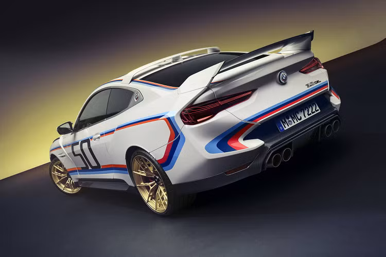 Ngoài ra trong xe còn có tem và bảng đánh số thứ tự sản xuất, cũng như cần số được sơn màu trắng kèm con số 50 nhấn mạnh dịp sinh nhật trọng đại của BMW M. Với 3.0 CSL mới, BMW đã trang bị hộp số sàn 6 cấp nhằm đem lại cảm giác thể thao thuần khiết và “niềm vui khi lái xe” cho những người đam mê xe thể thao.