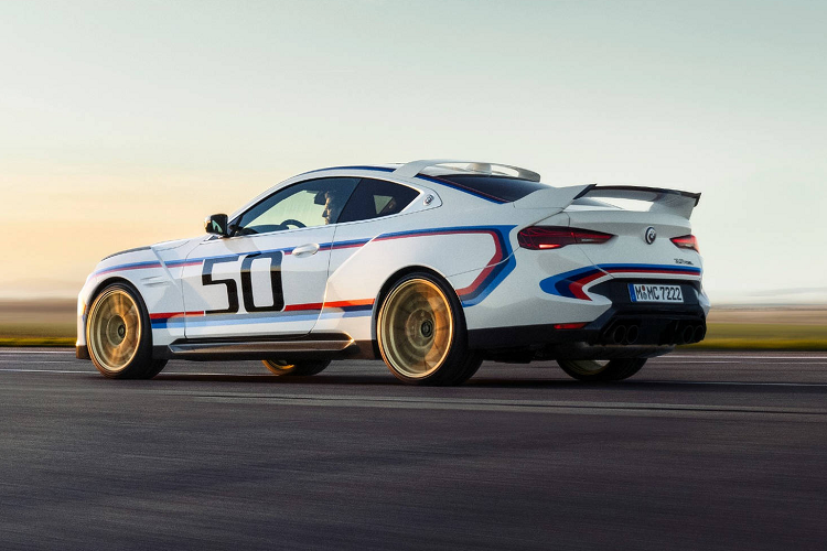 BMW 3.0 CSL huyền thoại ra mắt năm 1972 là mẫu xe được phát triển dựa trên cơ sở 6 Series thế hệ E9 với khối động cơ mạnh mẽ nhằm thi đấu tại các giải đua xe du lịch ở châu Âu. Ngoài những chiến thắng trên đường đua, 3.0 CSL còn được các fan BMW nói riêng và bộ môn đua xe thể thao nói chung nhớ tới bởi thiết kế khí động học với thân rộng và các vây, cánh lớn.