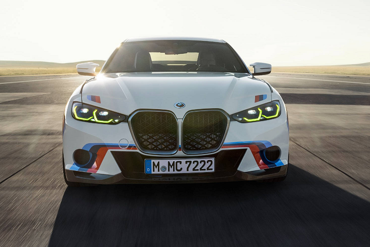 Bên cạnh đó là cánh gió mui làm bằng nhựa gia cố sợi thủy tinh, trong khi pô bằng titan nhẹ hơn 4,3 kg so với thép. Tỷ lệ công suất trên khối lượng của BMW 3.0 CSL 2023 đạt 2,9 kg/mã lực. Chi tiết gợi đến chiếc 3.0 CSL 1972 là cánh lướt gió cỡ cỡ lớn thiết kế vuông vắn ở phía sau và cánh gió phụ đặt ở nóc xe.