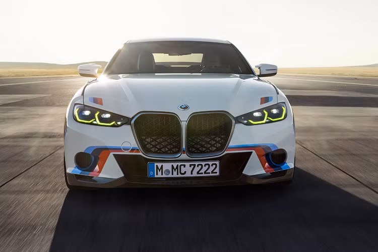 Bên cạnh đó là cánh gió mui làm bằng nhựa gia cố sợi thủy tinh, trong khi pô bằng titan nhẹ hơn 4,3 kg so với thép. Tỷ lệ công suất trên khối lượng của BMW 3.0 CSL 2023 đạt 2,9 kg/mã lực. Chi tiết gợi đến chiếc 3.0 CSL 1972 là cánh lướt gió cỡ cỡ lớn thiết kế vuông vắn ở phía sau và cánh gió phụ đặt ở nóc xe.