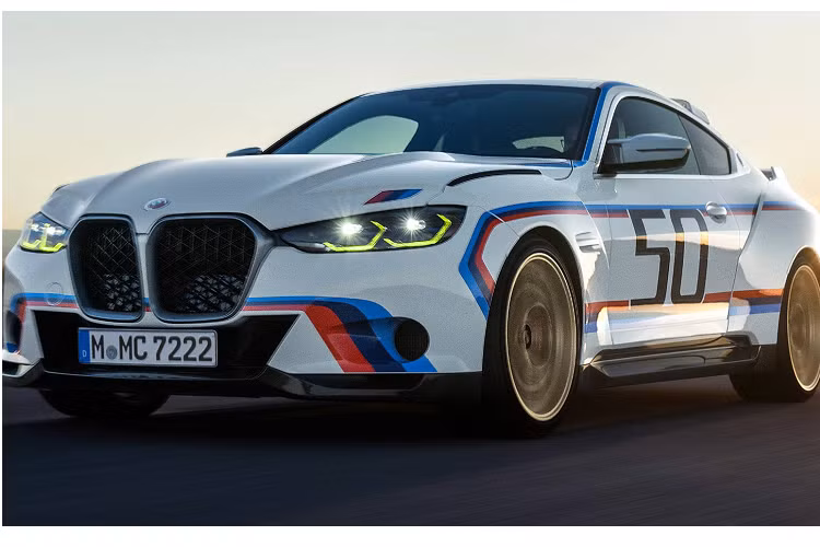 Hệ thống đèn pha thông minh BMW Laser Light được thiết kế với đèn ban ngày màu vàng. Mâm xe đa chấu, kích thước 20 inch ở phía trước và 21 inch ở phía sau, sơn màu vàng đồng nổi bật. Lốp Michelin đặt làm riêng có số 50 dập nổi trên thành lốp.