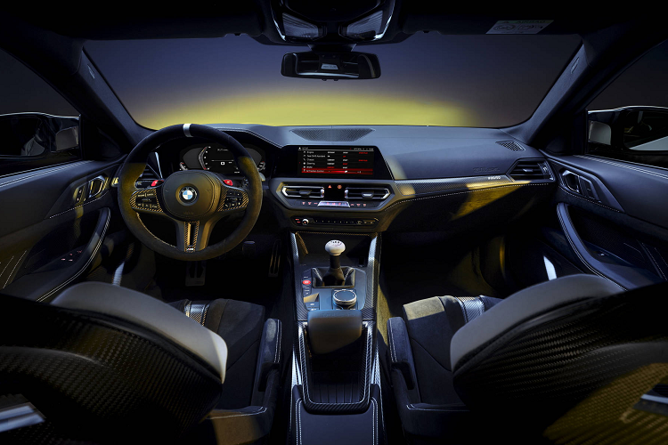 Nhưng mẫu xe 2023 lần này được thiết kế dựa trên nguyên bản là mẫu M4 thế hệ mới, với nhiều thành phần được chỉnh sửa lại, tạo cho xe kiểu dáng vô cùng độc đáo. Khu vực đầu xe nổi bật với cụm lưới tản nhiệt hình quả thận đặc trưng nhưng đã thu nhỏ kích thước so với M4, đi kèm đường viền mạ chrome và họa tiết dạng mắt cáo.