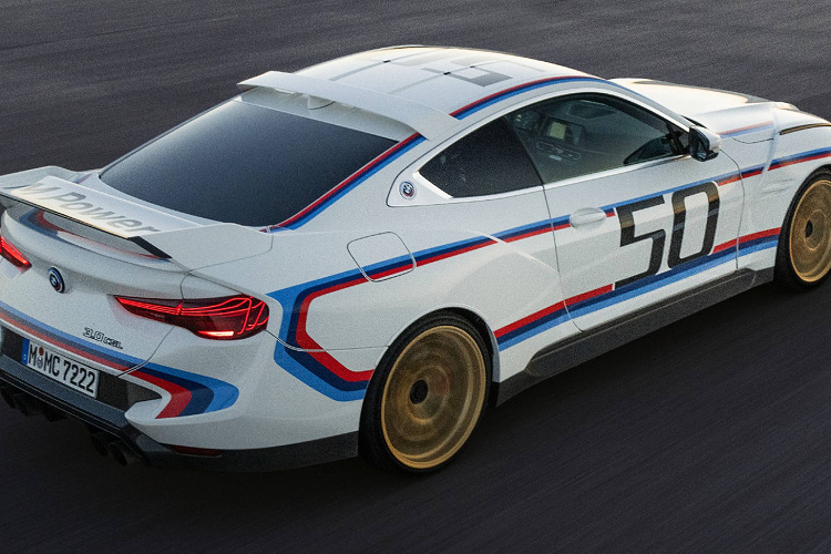 Chữ "CSL" (Coupé, Sport, Leichtbau) trong tên gọi của 3.0 CSL mang ý nghĩa xe coupe thể thao hạng nhẹ, chính vì vậy BMW 3.0 CSL đời 2023 cũng bám sát triết lý này với các thành phần trên thân xe chủ yếu được làm bằng chất liệu sợi carbon như mui xe, nắp ca-pô, nắp cốp, cản trước sau, dè hai bên, ngưỡng cửa bên, bộ khuếch tán phía sau và cánh gió sau