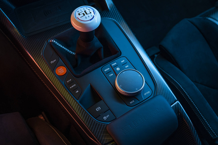 Hộp số này được tích hợp sẵn hệ thống hỗ trợ sang số để đảm bảo khớp ly hợp không bị trượt sau khi giảm số khi phanh ở các góc cua. Xe không có lựa chọn hộp số tự động. Cùng với đó là bộ vi sai Active M và khối động cơ 6 xi-lanh thẳng hàng 3.0 lít tăng áp kép sản sinh công suất 553 mã lực (412 kW / 560 PS) và mô-men xoắn 550 Nm (405,6 lb-ft).