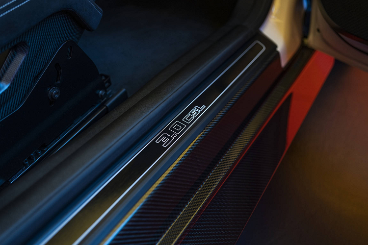 BMW 3.0 CSL 2023 còn sở hữu hệ thống treo Adaptive M, hệ thống lái M Servotronic sửa đổi với tỷ số thay đổi, chassis được tinh chỉnh để có cảm giác và phản hồi tốt hơn và hệ thống phanh gốm carbon M có thể điều chỉnh. Do là phiên bản đặc biệt tôn vinh huyền thoại trong quá khứ nên BMW 3.0 CSL 2023 được sản xuất với số lượng giới hạn chỉ 50 chiếc trên toàn thế giới.