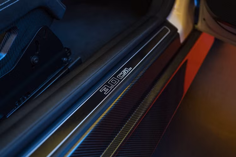 BMW 3.0 CSL 2023 còn sở hữu hệ thống treo Adaptive M, hệ thống lái M Servotronic sửa đổi với tỷ số thay đổi, chassis được tinh chỉnh để có cảm giác và phản hồi tốt hơn và hệ thống phanh gốm carbon M có thể điều chỉnh. Do là phiên bản đặc biệt tôn vinh huyền thoại trong quá khứ nên BMW 3.0 CSL 2023 được sản xuất với số lượng giới hạn chỉ 50 chiếc trên toàn thế giới.