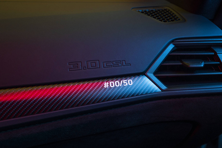 So với M4 CSL 2023, xe mạnh hơn 9 mã lực nhưng mô-men xoắn thấp hơn 100 Nm do khác biệt về hộp số (M4 CSL trang bị hộp số M Steptronic 8 cấp với Drivelogic tiên tiến bậc nhất hiện nay của BMW).