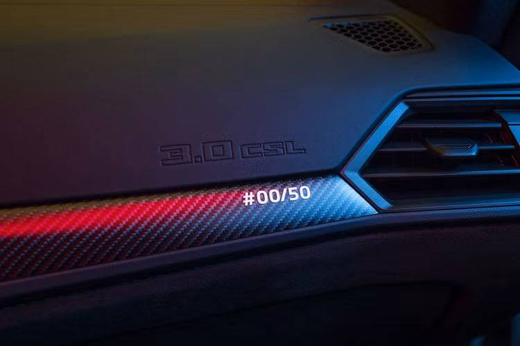 So với M4 CSL 2023, xe mạnh hơn 9 mã lực nhưng mô-men xoắn thấp hơn 100 Nm do khác biệt về hộp số (M4 CSL trang bị hộp số M Steptronic 8 cấp với Drivelogic tiên tiến bậc nhất hiện nay của BMW).