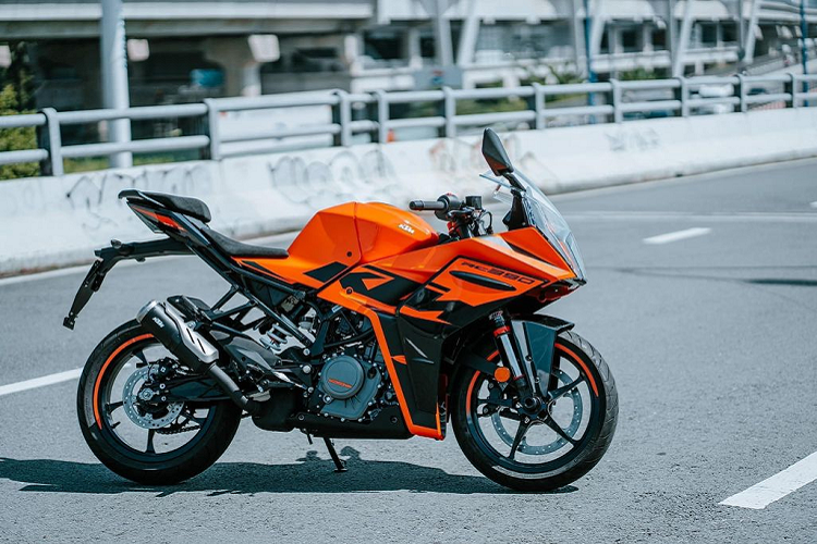 Mới đây, KTM Việt Nam vừa giới thiệu phiên bản mới của mẫu sportbike đến từ nước Áo, RC 390. So với thế hệ cũ, KTM RC 390 2022 mới đã có sự thay đổi về mặt thiết kế và được bổ sung thêm trang bị.
