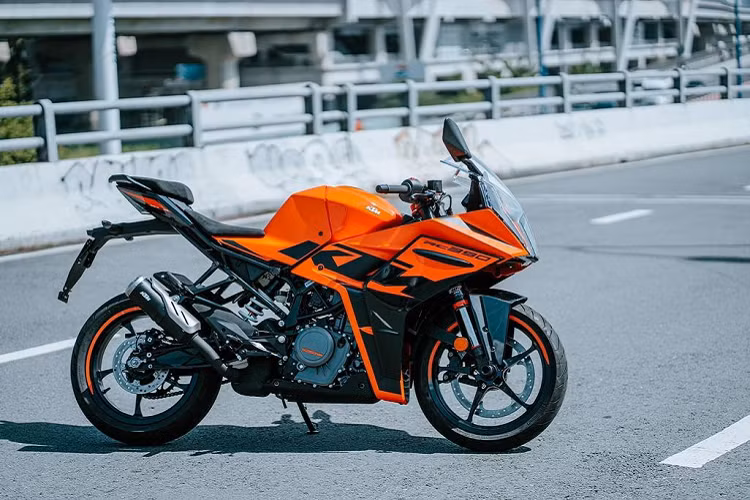 Mới đây, KTM Việt Nam vừa giới thiệu phiên bản mới của mẫu sportbike đến từ nước Áo, RC 390. So với thế hệ cũ, KTM RC 390 2022 mới đã có sự thay đổi về mặt thiết kế và được bổ sung thêm trang bị.
