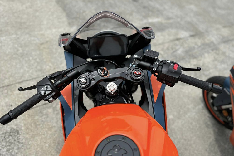 Về truyền động, KTM RC 390 được trang bị động cơ xy-lanh đơn, dung tích 373 cc, DOHC, làm mát bằng chất lỏng, cho công suất 44 mã lực tại 9000 v/ph và mô-men xoắn 37 Nm tại 7.000 v/ph. Bộ lọc gió được mở rộng 40% so với phiên bản cũ, cung cấp nhiều không khí hơn cho động cơ. Hộp số 6 cấp.