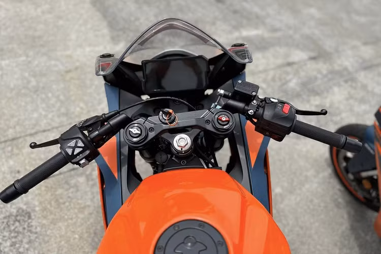 Về truyền động, KTM RC 390 được trang bị động cơ xy-lanh đơn, dung tích 373 cc, DOHC, làm mát bằng chất lỏng, cho công suất 44 mã lực tại 9000 v/ph và mô-men xoắn 37 Nm tại 7.000 v/ph. Bộ lọc gió được mở rộng 40% so với phiên bản cũ, cung cấp nhiều không khí hơn cho động cơ. Hộp số 6 cấp.