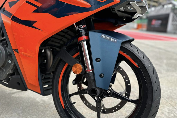 Tại thị trường Việt Nam, giá xe KTM RC 390 chính hãng được chào bán từ 209 triệu đồng, mức giá này tương đối cao so với hai đối thủ cùng phân khúc là Yamaha YZF-R3 (giá 132 triệu đồng) và Kawasaki Ninja 400 (159 triệu đồng). Tuy nhiên, KTM RC 390 lại sở hữu khá nhiều công nghệ hiện đại cùng khả năng vận hành ấn tượng.