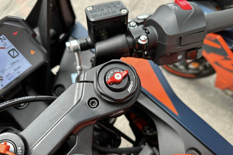 Chưa hết, KTM RC 390 còn được trang bị màn hình TFT màu với cảm biến ánh sáng và ứng dụng KTM My Ride. Người lái có thể nhận cuộc gọi đến và nghe nhạc khi đang di chuyển trên đường.