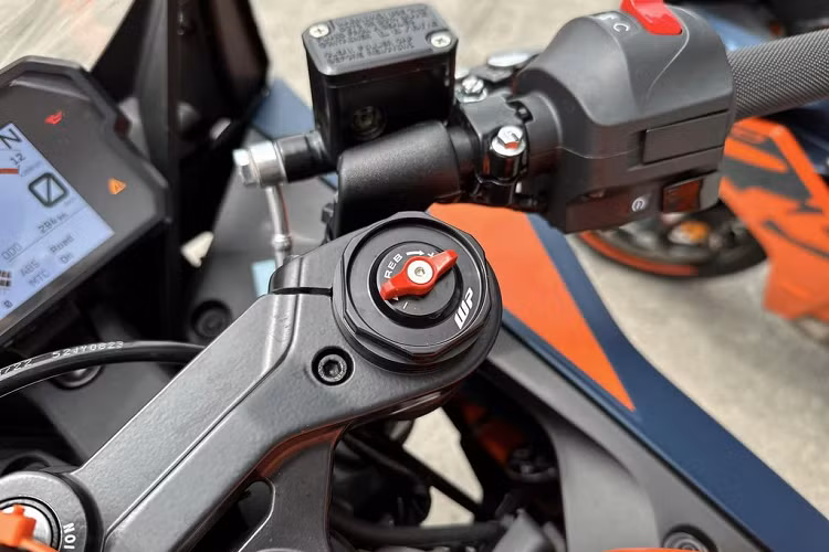 Chưa hết, KTM RC 390 còn được trang bị màn hình TFT màu với cảm biến ánh sáng và ứng dụng KTM My Ride. Người lái có thể nhận cuộc gọi đến và nghe nhạc khi đang di chuyển trên đường.