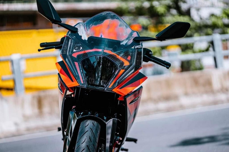 Mẫu xe môtô thể thao KTM RC 390 có kích thước dài x rộng x cao lần lượt là 2.045 x 799 x 1.137 mm, trục cơ sở 1.343 mm, khoảng sáng gầm 158 mm, chiều cao yên 824 mm và khối lượng khô 155 kg.