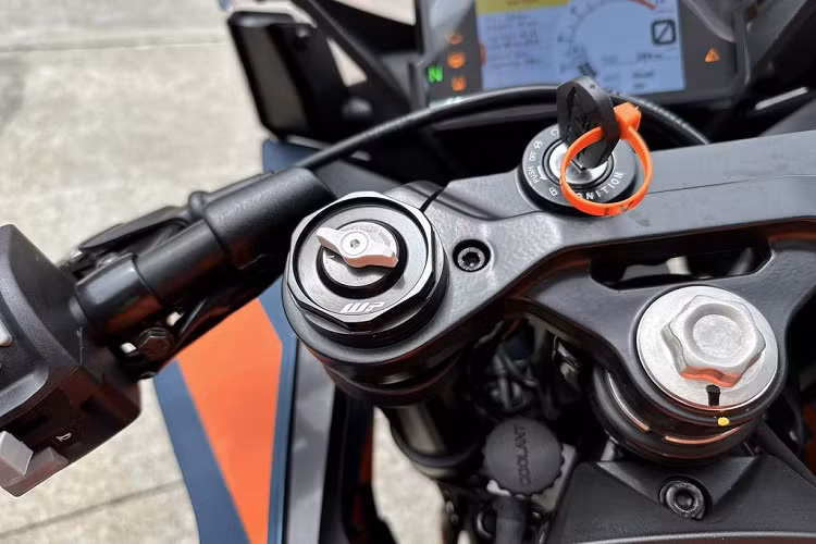 Về trang bị công nghệ, KTM RC 390 có hệ thống chống bó cứng phanh ABS có chế độ Supermoto ABS, cho phép người điều khiển tắt ABS ở bánh sau. Tiếp đến là bộ cảm biến IMU 3D, hệ thống chống trượt MTC có cảm biến góc nghiêng, ứng dụng KTM My Ride và sang số nhanh Quickshift+ (cần cài đặt).