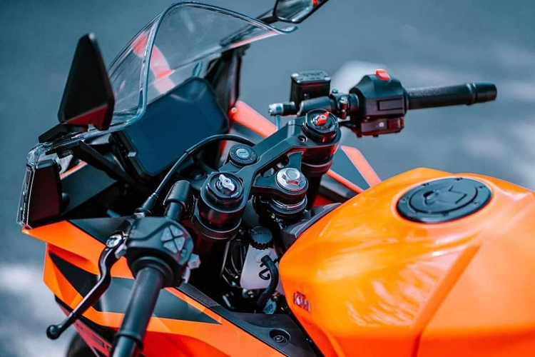 Bước sang thế hệ mới, RC 390 còn được cải tiến khả năng vận hành nhờ trang bị hệ thống treo tùy chỉnh cơ học của hãng WP. Cụ thể, phuộc trước WP APEX Upside-down có thể điều chỉnh độ nén và độ hồi thông qua nút chỉnh ở hai bên phuộc.