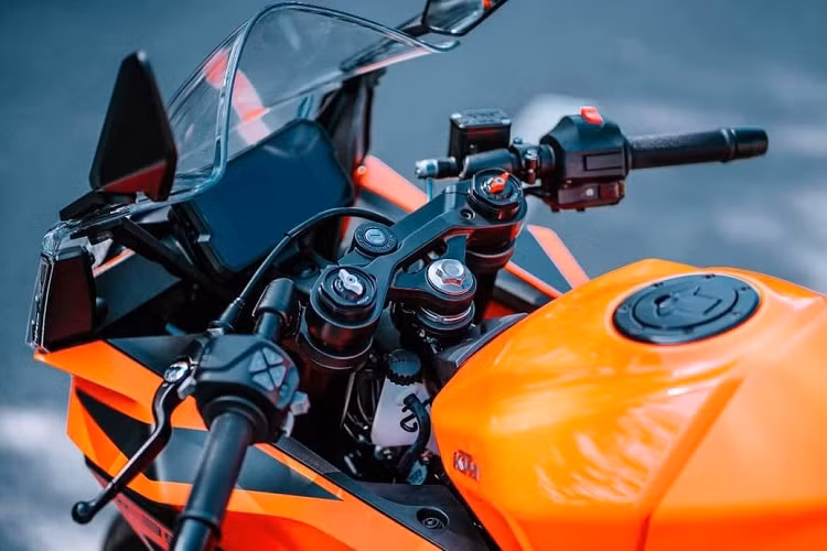 Bước sang thế hệ mới, RC 390 còn được cải tiến khả năng vận hành nhờ trang bị hệ thống treo tùy chỉnh cơ học của hãng WP. Cụ thể, phuộc trước WP APEX Upside-down có thể điều chỉnh độ nén và độ hồi thông qua nút chỉnh ở hai bên phuộc.