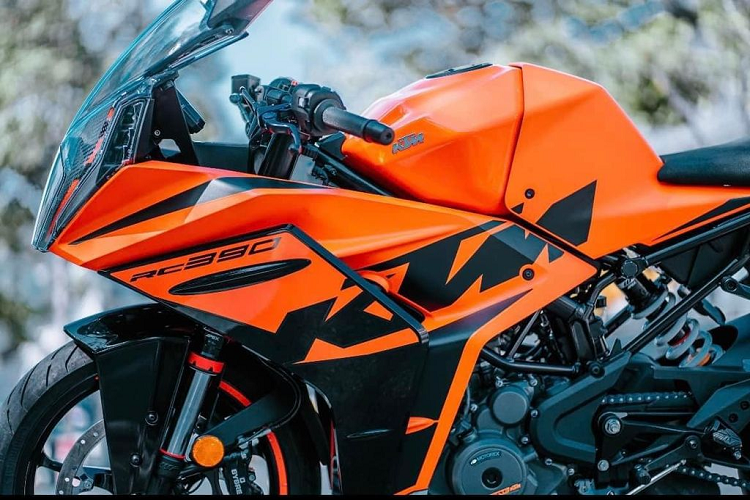 Chiếc sportbike có khung sườn chính dạng mắt cáo và khung phụ mới giúp giảm 1,5 kg khối lượng so với bản cũ. Hệ thống điện được đưa về sau thay vì phía trước bình xăng như phiên bản cũ, tạo thêm không gian để nâng cấp dung tích bình xăng lên 13 lít. Đồng thời, bộ mâm xe cũng được tinh chỉnh để nhẹ hơn 3,4 kg.