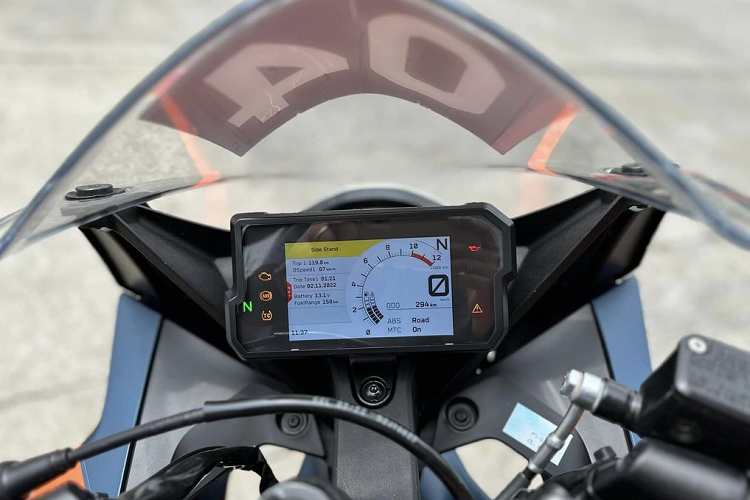 Phuộc sau WP APEX monoshock cũng có thể điều chỉnh tải trước và độ hồi với 5 nấc chỉnh. Đây được xem là một trong những ưu điểm vượt trội của mẫu xe nhà KTM trước các đối thủ như Yamaha YZF-R3 hay Kawasaki Ninja 400.