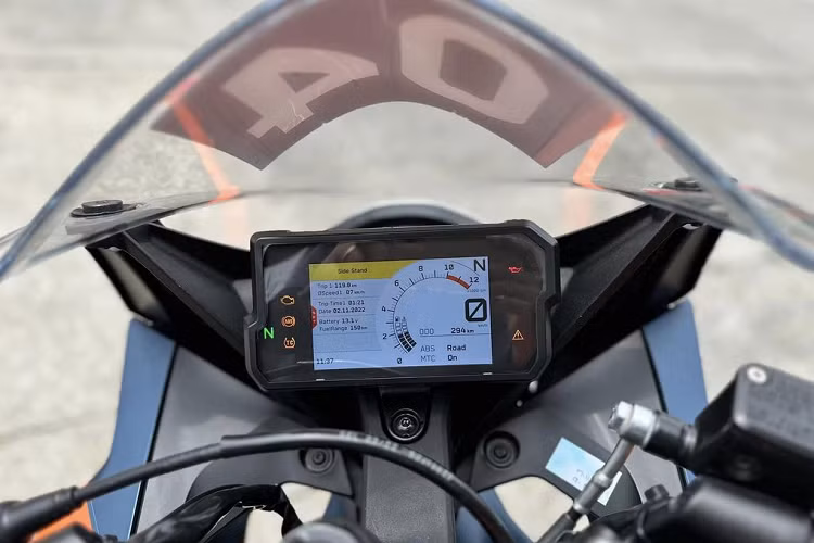 Phuộc sau WP APEX monoshock cũng có thể điều chỉnh tải trước và độ hồi với 5 nấc chỉnh. Đây được xem là một trong những ưu điểm vượt trội của mẫu xe nhà KTM trước các đối thủ như Yamaha YZF-R3 hay Kawasaki Ninja 400.