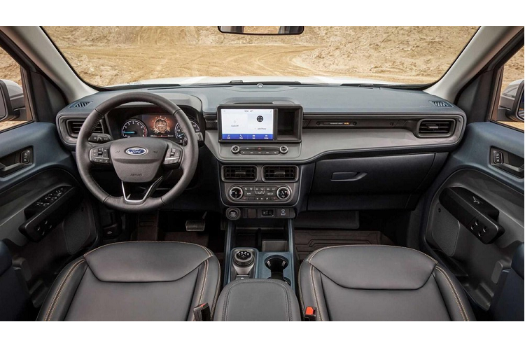 Bước vào bên trong Ford Maverick Tremor 2023, chúng ta sẽ bắt gặp ghế bọc da màu đen Black Onyx, thêu logo "Tremor" màu cam. Bên cạnh đó là những chi tiết màu đen làm điểm nhấn như tay nắm cửa và cửa gió điều hòa.