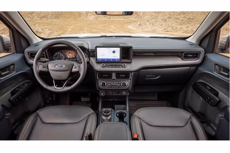 Bước vào bên trong Ford Maverick Tremor 2023, chúng ta sẽ bắt gặp ghế bọc da màu đen Black Onyx, thêu logo "Tremor" màu cam. Bên cạnh đó là những chi tiết màu đen làm điểm nhấn như tay nắm cửa và cửa gió điều hòa.