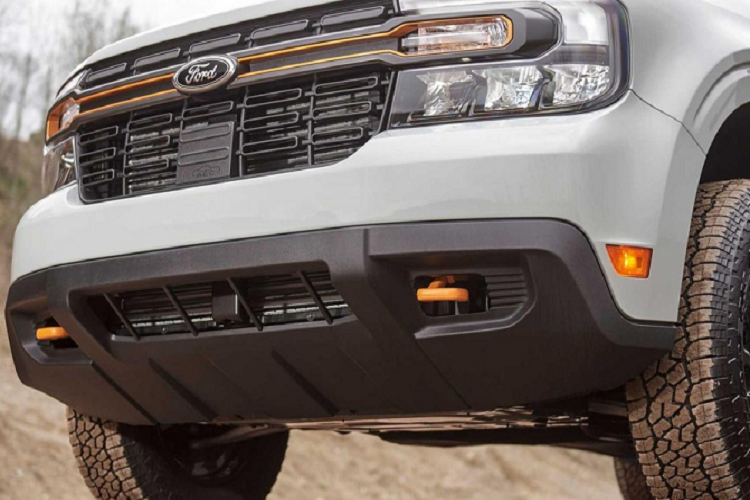 Thêm vào đó là tấm ốp bảo vệ gầm trước/sau bằng nhôm sơn màu đen và bộ vành hợp kim 17 inch riêng, nằm trong lốp chạy mọi địa hình. Vành của phiên bản Tremor được sơn màu tối và có điểm nhấn màu cam.