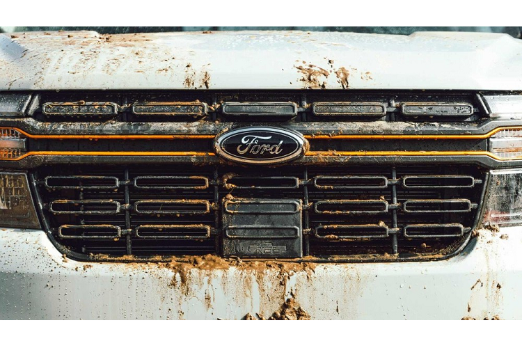 Ford Maverick Tremor 2023 còn có góc tiếp cận 30,7 độ, góc thoát 22,2 độ và góc vượt đỉnh dốc 19,9 độ. So với phiên bản thường, Ford Maverick Tremor 2023 có góc tiếp cận tăng 9,1 độ, từ đó cải thiện khả năng off-road.