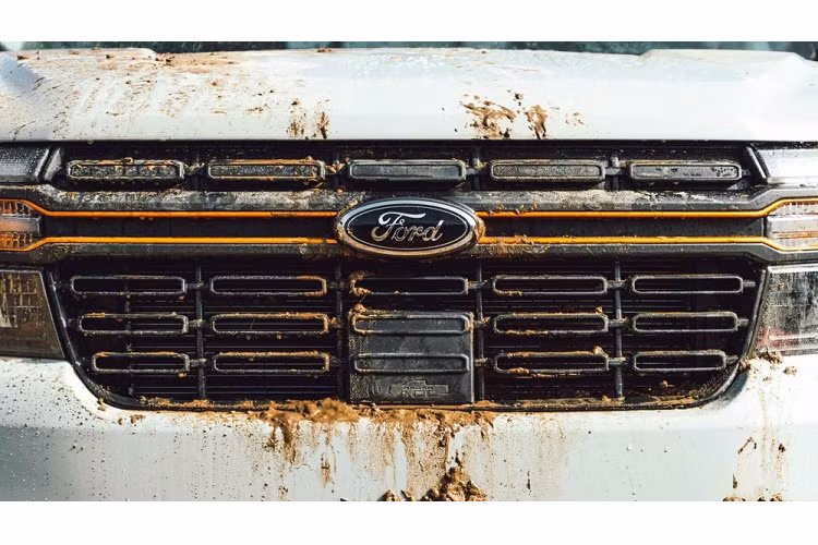 Ford Maverick Tremor 2023 còn có góc tiếp cận 30,7 độ, góc thoát 22,2 độ và góc vượt đỉnh dốc 19,9 độ. So với phiên bản thường, Ford Maverick Tremor 2023 có góc tiếp cận tăng 9,1 độ, từ đó cải thiện khả năng off-road.