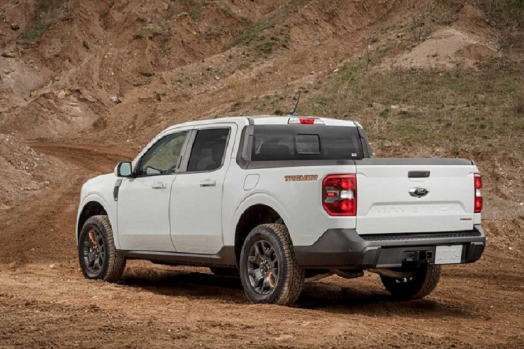 Hãng xe Mỹ đã cải tiến hệ thống treo của Ford Maverick Tremor 2023 mới với lò xo và giảm xóc khác biệt ở cả cầu trước lẫn cầu sau. Nhờ đó, Ford Maverick Tremor 2023 có chiều cao gầm tăng 25 mm so với bản thường.