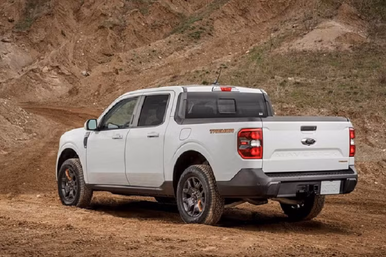 Hãng xe Mỹ đã cải tiến hệ thống treo của Ford Maverick Tremor 2023 mới với lò xo và giảm xóc khác biệt ở cả cầu trước lẫn cầu sau. Nhờ đó, Ford Maverick Tremor 2023 có chiều cao gầm tăng 25 mm so với bản thường.