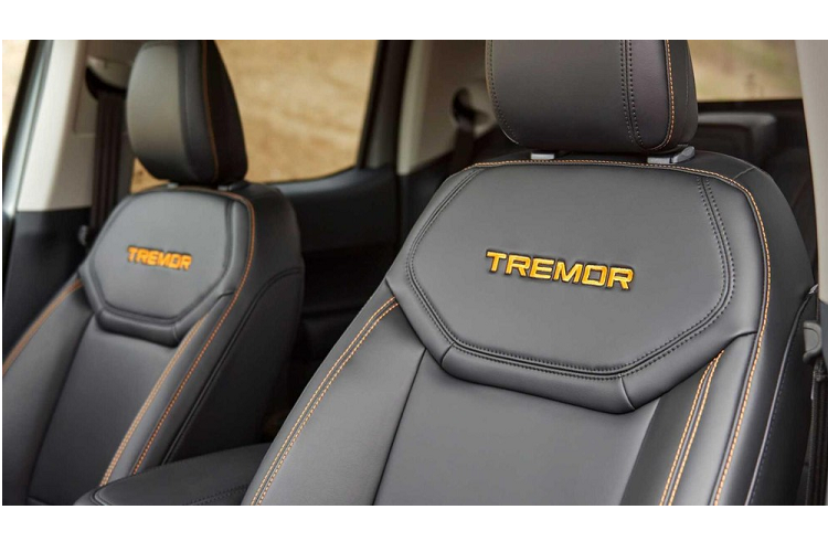 Trang bị tiện nghi của xe gồm có màn hình đa thông tin 6,5 inch trong bảng đồng hồ, màn hình cảm ứng 8 inch, phục vụ hệ thống thông tin giải trí SYNC 4 và hỗ trợ Apple CarPlay/Android Auto, ổ điện 12 V ở cả hai hàng ghế.