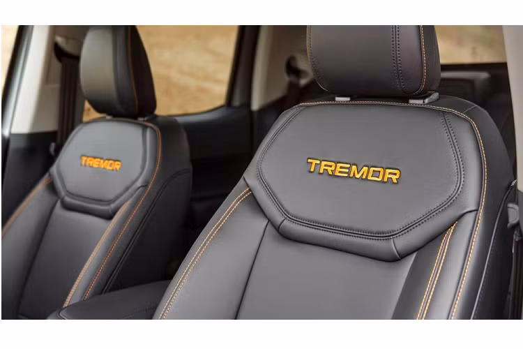 Trang bị tiện nghi của xe gồm có màn hình đa thông tin 6,5 inch trong bảng đồng hồ, màn hình cảm ứng 8 inch, phục vụ hệ thống thông tin giải trí SYNC 4 và hỗ trợ Apple CarPlay/Android Auto, ổ điện 12 V ở cả hai hàng ghế.