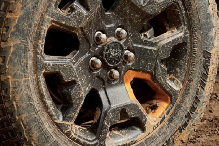 Khách hàng Mỹ có thể bổ sung gói Tremor Appearance Package cho chiếc xe bán tải của mình. Gói phụ kiện này bao gồm đề-can màu đen trên sườn xe và nắp ca-pô trong khi nóc cũng như ốp gương chiếu hậu được sơn màu xám Carbonized Gray.