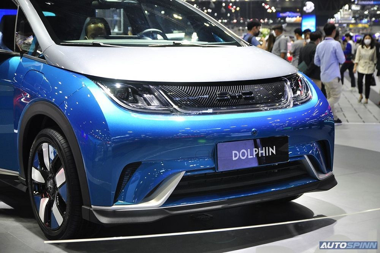 Thêm vào đó là nắp ca-pô ngắn, cụm đèn pha to bản, lưới tản nhiệt giả hình thang ngược, hốc gió trung tâm và 2 khe gió trên cản trước.