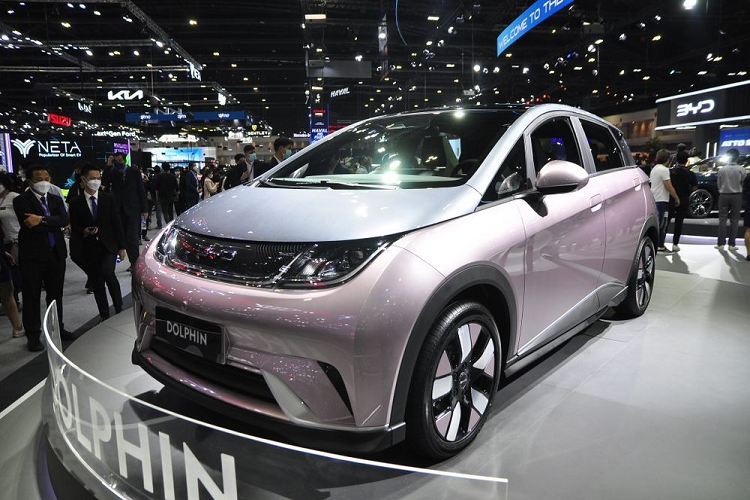 Bên ngoài, BYD Dolphin 2023 chạy điện thu hút sự chú ý bằng màu sơn ngoại thất phối 2 tông màu, ví dụ như xanh dương - bạc hoặc hồng nhạt - bạc.